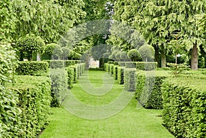 Manicured garden at Manor dÃ¢â¬â¢Eyrignac